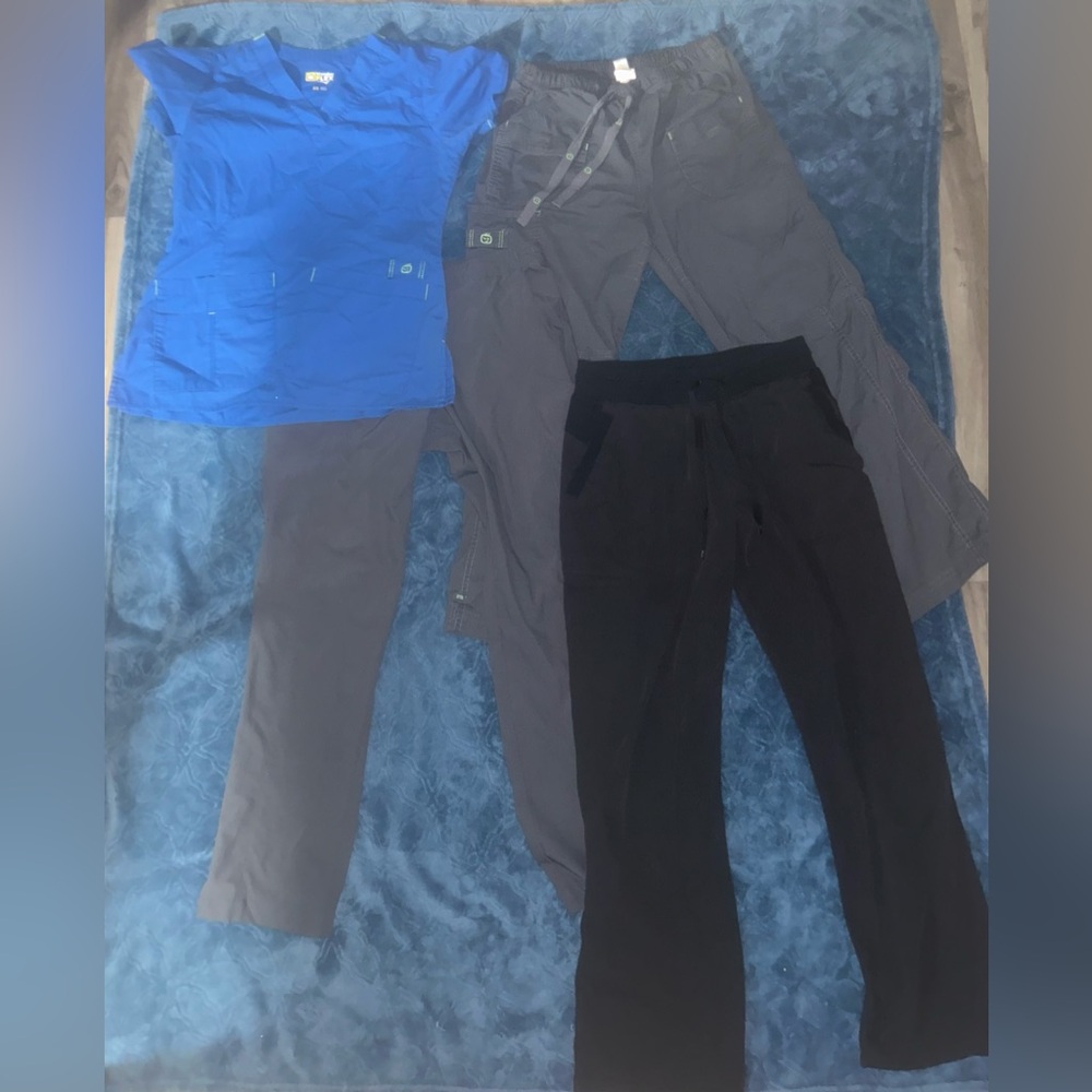 Wonderwink bundle, bottoms are Small Petite, scrub top is XS! Good condition!